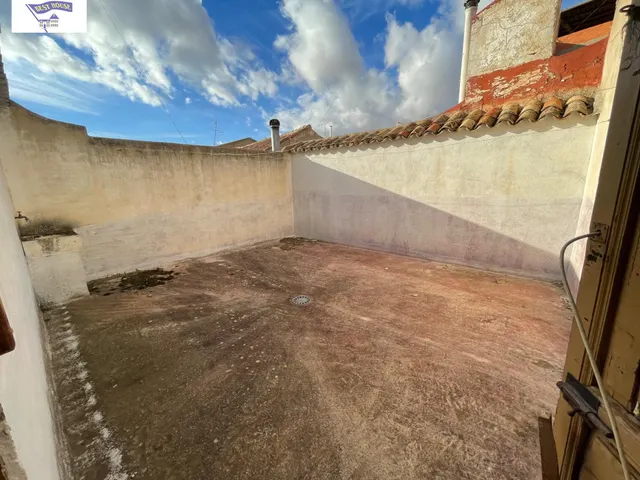 Amplia Casa en el centro de Valdeganga con Posibilidades de Reforma — 4