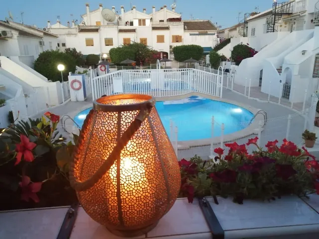 Encantador bungalow con amplia terraza privada y piscina comunitaria en El Chaparral, Torrevieja — 19
