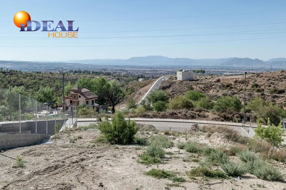 SOLAR URBANO EN ALTOS DE LA ZUBIA CON MAGNÍFICAS VISTAS