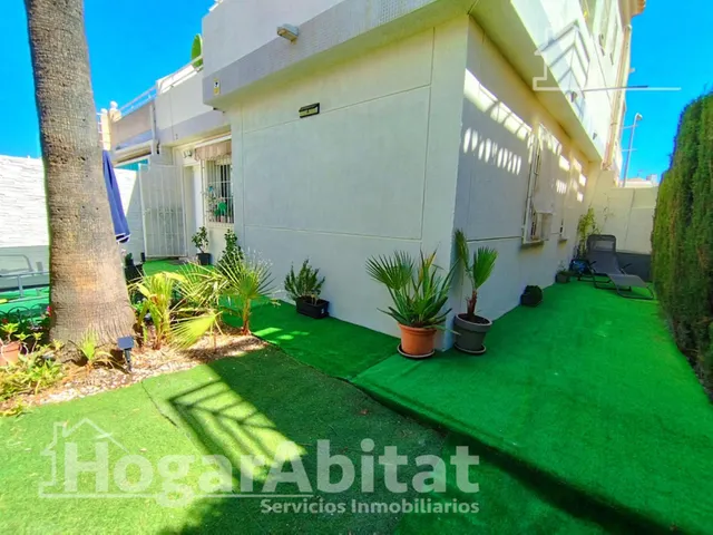 Espacio exterior, luz y privacidad en este adosado reformado en esquina con gran terraza y piscina comunitaria — 32