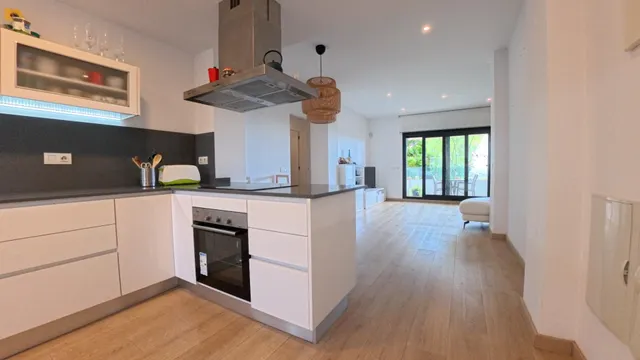 Amplio apartamento de esquina en planta baja con parcela y estudio exterior — 16