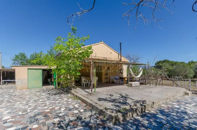 Ref. 04351.- EXCLUSIVA- Chalet con gran parcela y piscina en