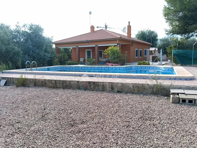 SE VENDE CHALET EN BUEN ESTADO EN MONFORTE DEL CID EN LA ZONA DEL FONT DEL LLOP — 34