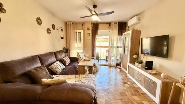 Venta de piso con cuatro dormitorios en Benalmádena, Málaga, - foto 3