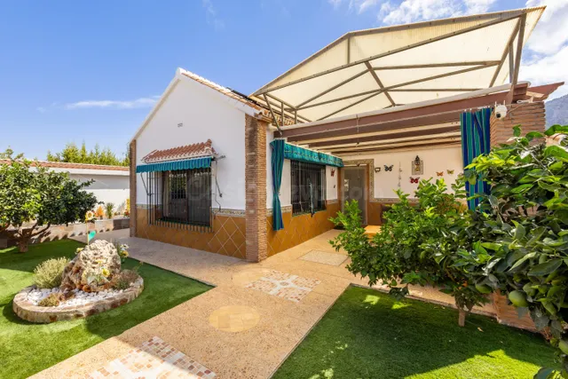 Casa independiente en venta en Alhaurín de la Torre con pisc