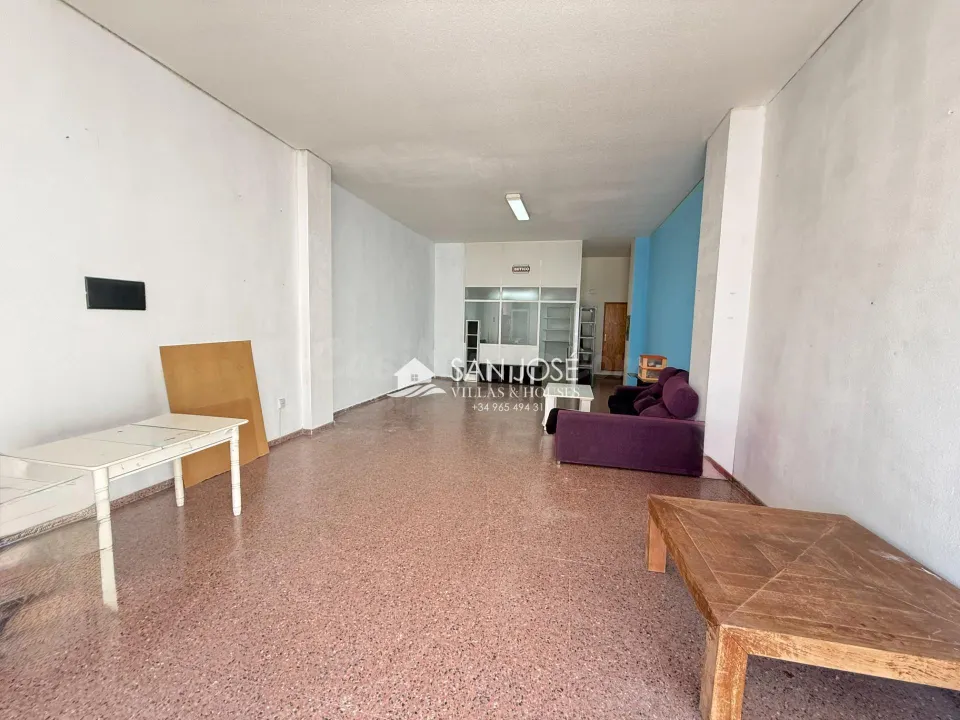 Se alquila local comercial con zona de aparcamiento cercana