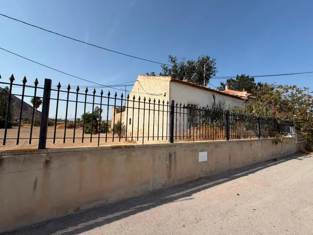 Casa con terreno en Orihuela - Oportunidad de Inversión a €1 - foto 2