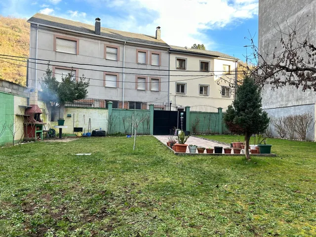 SE VENDE PARCELA URBANA CON CASA PREFABRICADA — 12