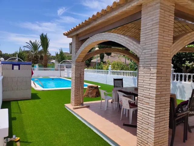 ¡IMPRESIONANTE CHALET CON PISCINA! - foto 5