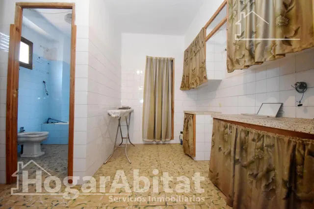 ¡Hazla a tu gusto! Gran casa para reformar con terraza y balcón, cerca del ayuntamiento — 12