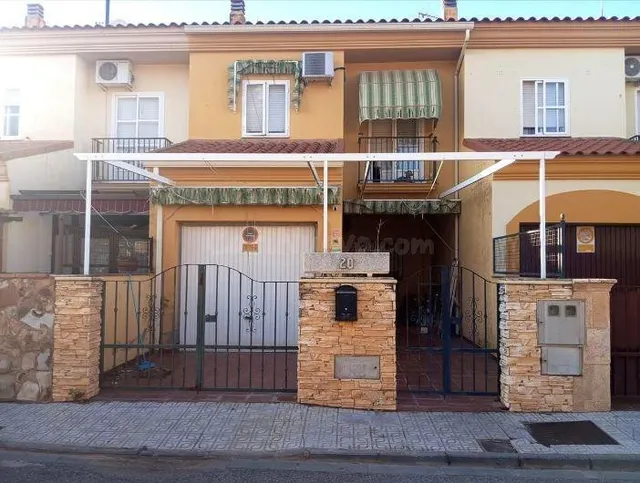 SE VENDE casa adosada OKUPA en C Lopez Prudencio 20 de Almen - foto 2