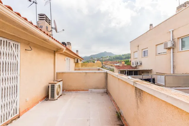 Dúplex amplio de 5 dormitorios con patio, terraza y buhardilla en San José de la Montaña — 40