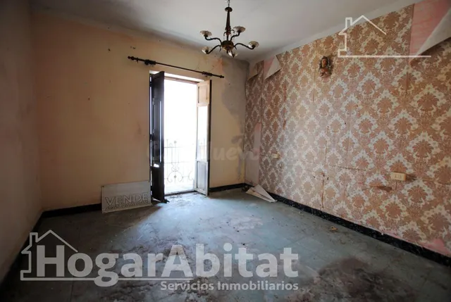 ESPACIOSA CASA CON TERRAZA Y CON MUCHAS POSIBILIDADES