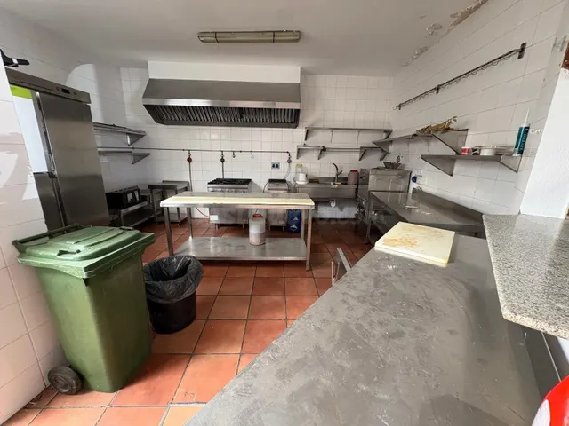 Oportunidad Única: Local Comercial con Vivienda en Planta Primera! — 11