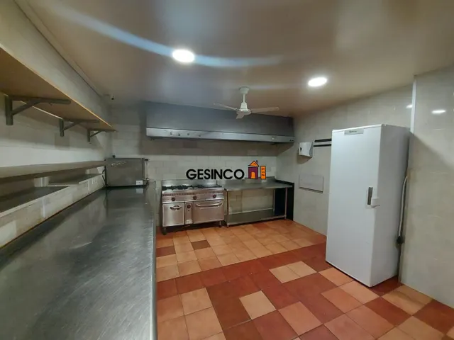 LOCAL COMERCIAL CON MUCHAS POSIBILIDADES — 6