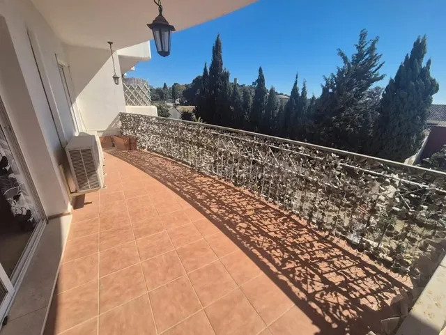 Luminoso piso de 2 dormitorios con amplia terraza y 2 garajes en Los Pacos, Fuengirola — 2