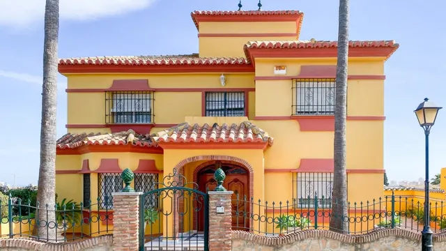 VENTA DE CHALET INDEPENDIENTE EN LA ZONA DE EL LAGAREJO, MIJAS COSTA. ¡5 DORMITORIOS Y PISCINA! — 2