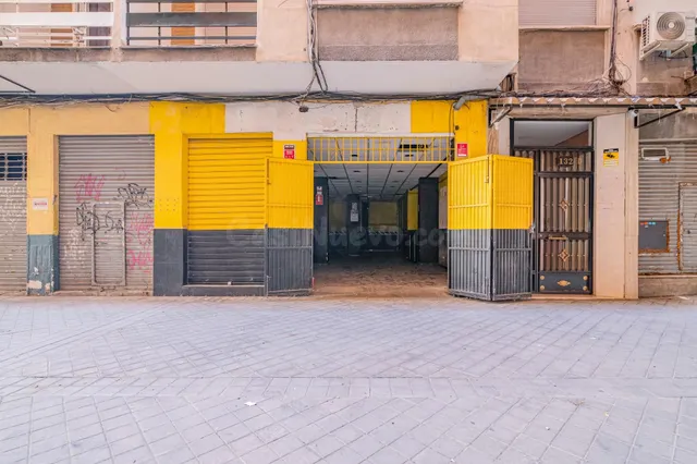 Local en Camino de Ronda 132D con posibilidad de cambio de uso a vivienda — 2