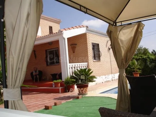 ZONA LA BARQUERA - Parcela de 750 m2 con casa de 320 m2 con  - foto 2