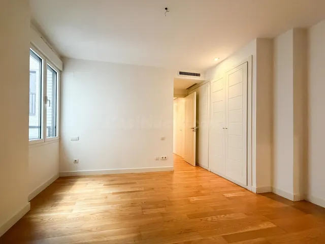 Piso luminoso en Calle Princesa 73, tres dormitorios,  Madrid. — 2
