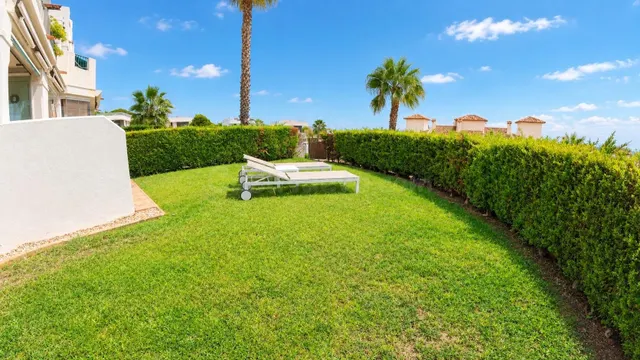 Apartamento de planta baja de esquina con 2 dormitorios con jardin y vistas parciales al mar — 2