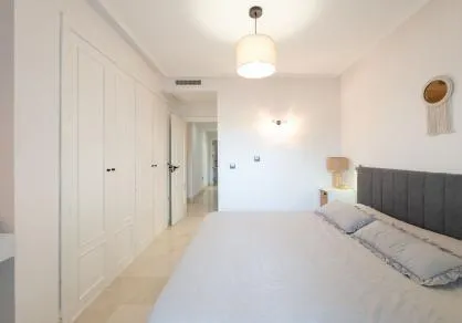 Apartamento en planta baja elevada con jardín privada, en La Mairena. — 11