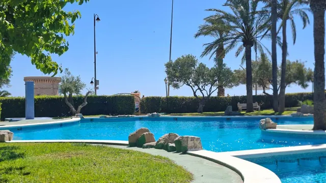 Bonito apartamento con vistas y piscina — 39