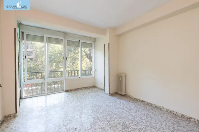 Piso en esquina con terraza y vistas a Plaza Mariana Pineda, Granada — 25