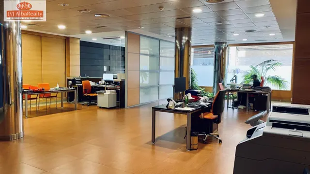 EXCLUSIVO Y LUJOSO LOCAL COMERCIAL CON LOS MEJORES ACABADOS — 13