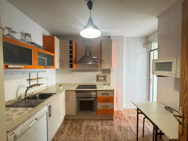 Casa con amplia cochera, terraza y patio. — 9
