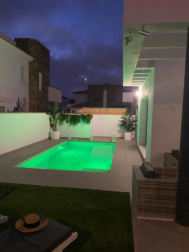 PAREADO CON PISCINA A 2 KM DE LA PLAYA (4 DORMITORIOS Y 3 BAÑOS) — 7