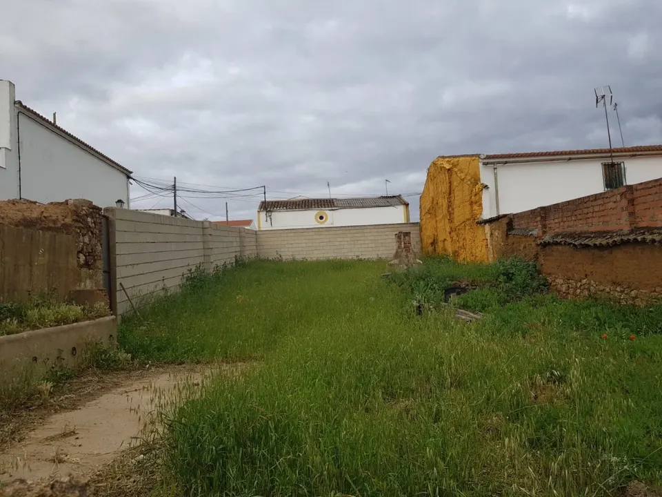 SOLAR CON SALIDA A 3 CALLES EN LOS BLAZQUEZ