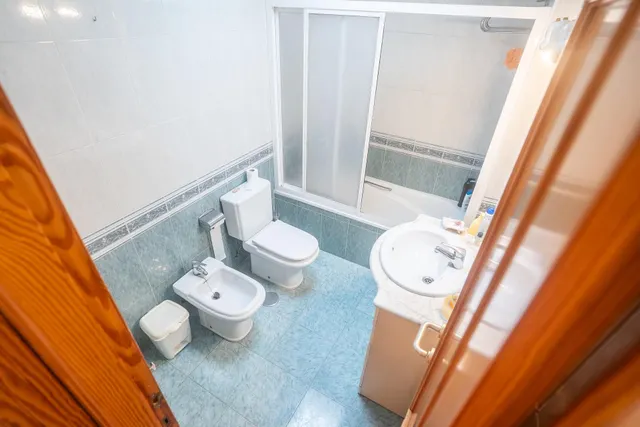 Almeria - cruz de caravaca: amplio triplex - 6 habitaciones + 3 baños + 1 aseo + garaje amplio + 2 salones + 2 cocinas + solarium — 33