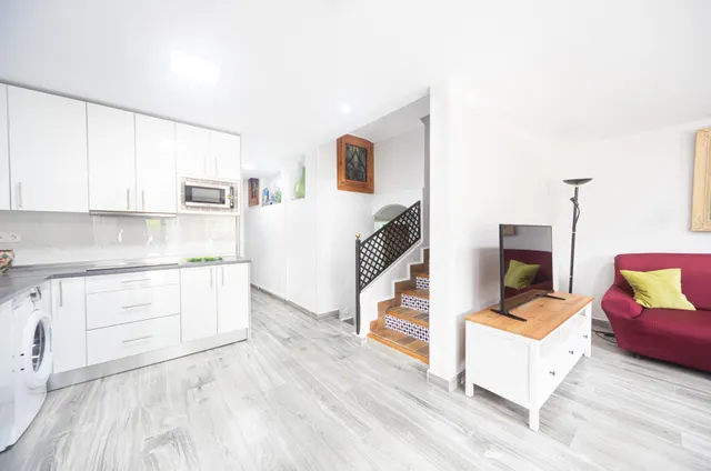 Ponemos a la venta este precioso y peculiar chalet con piscina privada. — 27