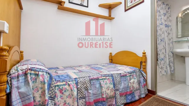 Casa de tres plantas con terraza y garaje amplio cerca del pazo de bentraces — 12