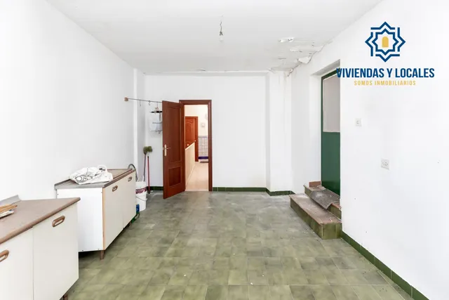 Local + vivienda en Avda. Cadiz — 10