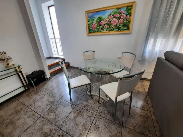 Casa esquinera, de 3 dormitorios, terraza, azotea. Dispone de 2 locales comenrciales. MUY CÉNTRICA — 10