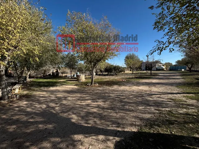 Finca rústica de 2.155 m2 con vivienda, piscina y nave. — 2