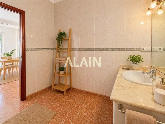 Vivienda amplia con techos emblemáticos y gran potencial en  - foto 4