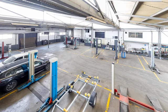 NAVE EN INMEJORABLE SITUACIÓN HABILITADA PARA TALLER — 13