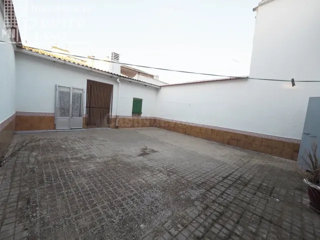 *CASA DE DOS PLANTAS CON PATIO Y GARAJE MUY PROXIMO A D.VICT - foto 2