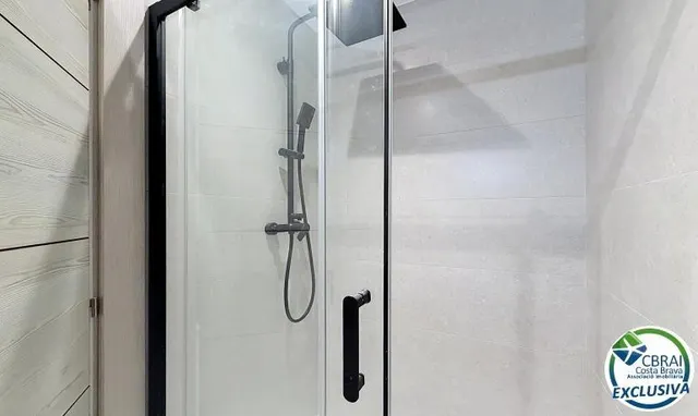 Apartamento 2 dormitorios renovado con terraza en Santa Margarida, Rosas — 20