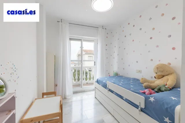 Casa independiente con piscina en La Zubia. — 26