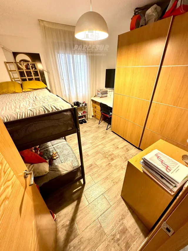 CIUDAD JARDIN - Piso interior de 60 m con 2 habitaciones, suelo imitacion madera gris. — 13