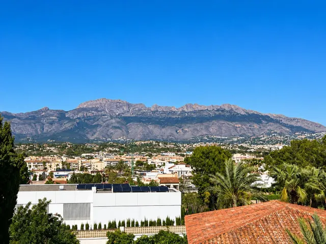 Preciosa casa de esquina con 3 dormitorios, amplia parcela privada y vistas panorámicas en Albir — 44