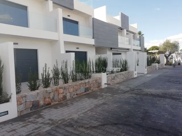 Chalet de 82 m² con terraza y jacuzzi en Torrevieja, Alicant - foto 2