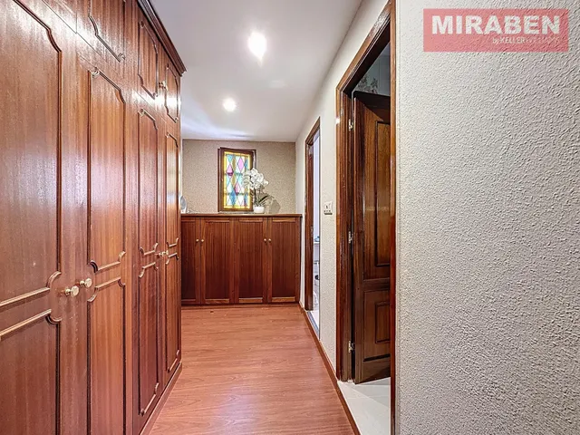 CASA EN VENTA EN RIANXO CON PATIO Y HORREO — 14