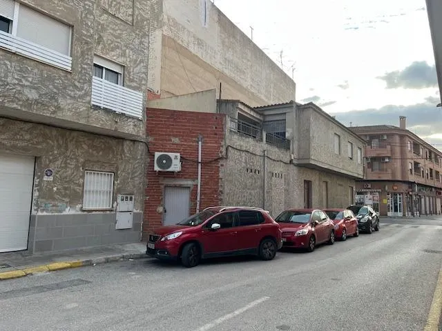 Oportunidad Inmobiliaria en Catral con : Casa Adosada Esquinera con Gran Potencial. — 20