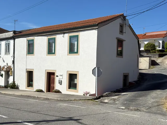 CASA EN VENTA EN RIANXO CON PATIO Y HORREO — 31