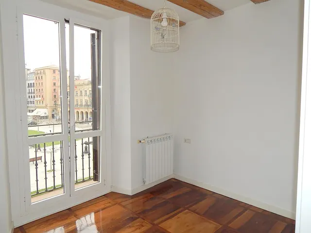 ETXEA vende piso en la Plaza de Castillo, 3 dormitorios, 2 baños, ascensor, 2ª altura — 11